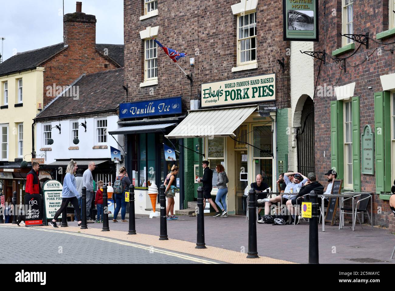Ironbridge reprend vie avec la réouverture des pubs, des restaurants et des magasins et le retour des visiteurs dans la ville historique pendant la pandémie de Covid 19. Banque D'Images