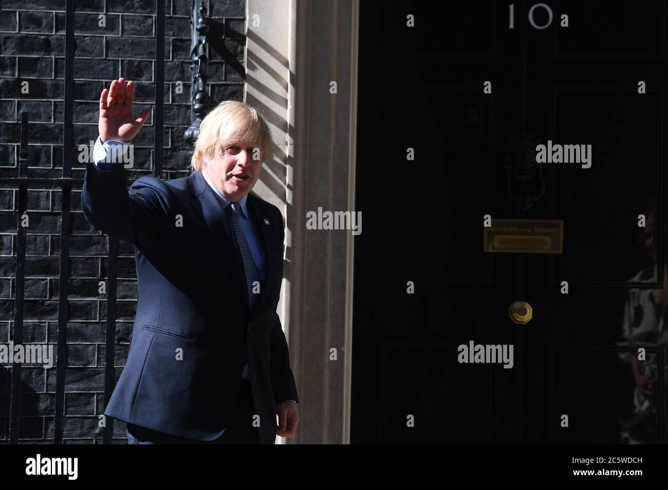 Dans le cadre des célébrations de l'anniversaire du NHS, le Premier ministre Boris Johnson, situé à l'extérieur du 10 Downing Street, à Londres, se joint à la pause pour applaudir pour saluer le 72e anniversaire du NHS. Banque D'Images