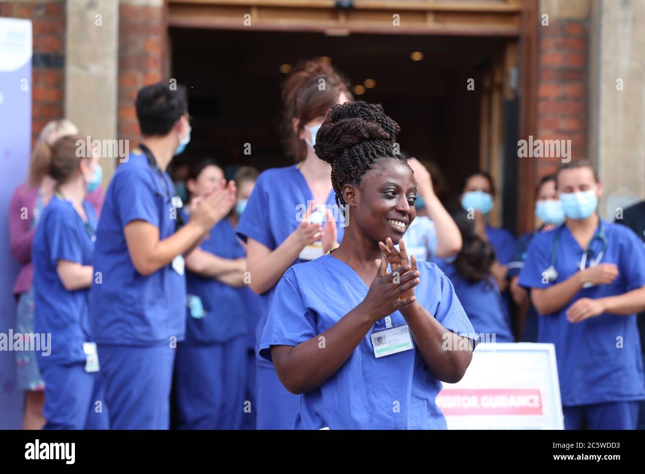 Winchester, Hampshire, Royaume-Uni. 5 juillet 2020. Clap pour l'appréciation des soignants à l'hôpital du comté du Royal Hampshire à Winchester, célébrant le 72e anniversaire du NHS. Le personnel de l'hôpital a pris part aux applaudissements, avant de chanter le joyeux anniversaire au NHS. Credit Stuart Martin/Alay Live News Banque D'Images