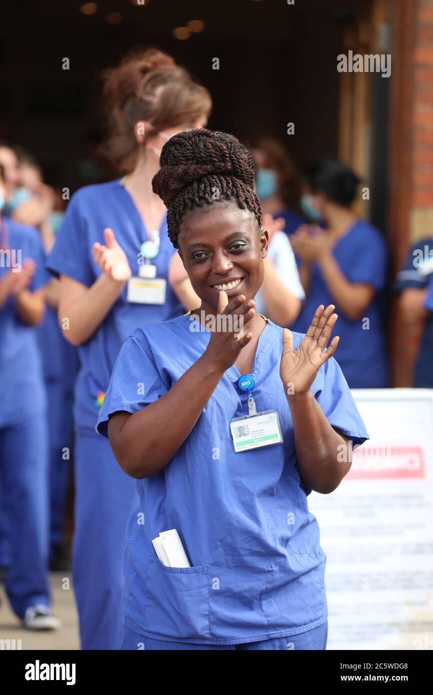 Winchester, Hampshire, Royaume-Uni. 5 juillet 2020. Clap pour l'appréciation des soignants à l'hôpital du comté du Royal Hampshire à Winchester, célébrant le 72e anniversaire du NHS. Le personnel de l'hôpital a pris part aux applaudissements, avant de chanter le joyeux anniversaire au NHS. Credit Stuart Martin/Alay Live News Banque D'Images