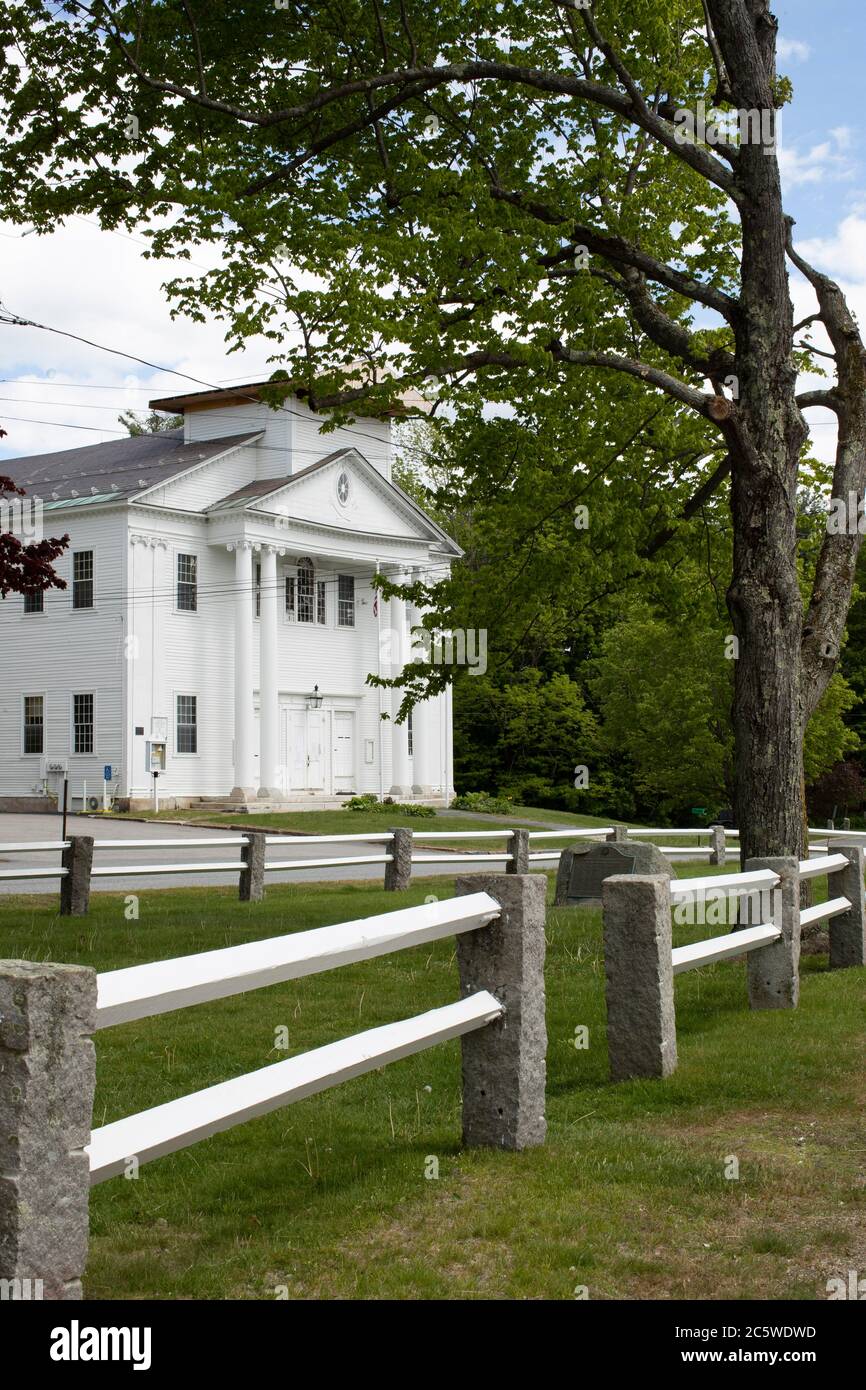 Situé sur le village vert dans le centre-ville de Fitzwilliam, NH. Sert actuellement d'hôtel de ville. Construit au début des années 1770 et reconstruit en 1816. Le nouveau bâtiment Banque D'Images