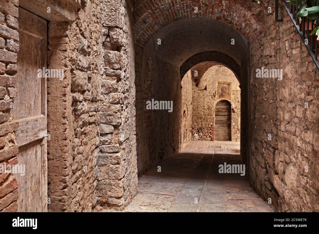 Todi, Ombrie, Italie: Ancienne ruelle étroite avec passage souterrain dans la ville médiévale italienne - pittoresque coin de la ville sombre Banque D'Images