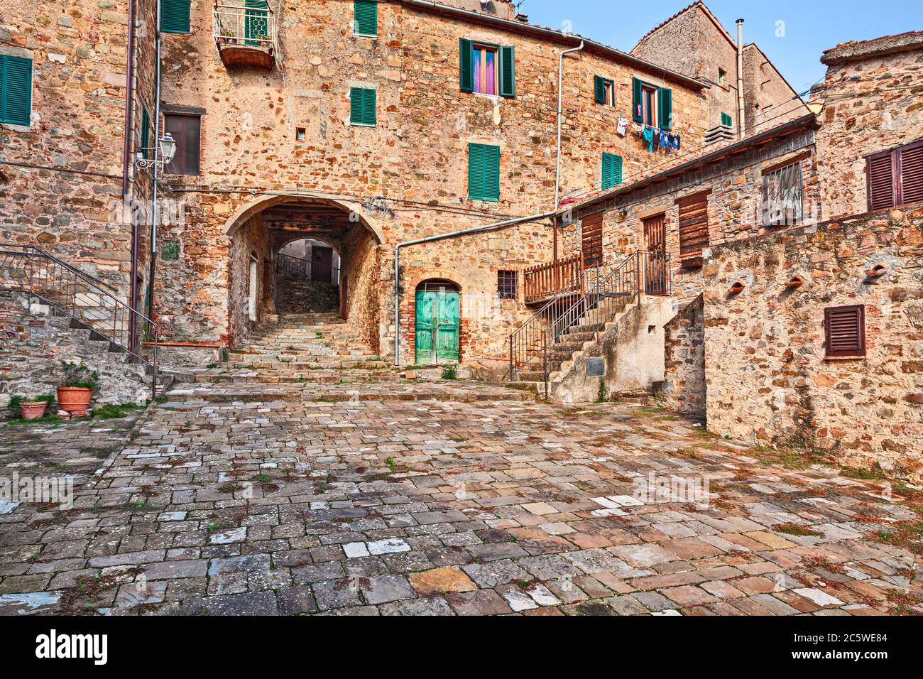 Seggiano, Grosseto, Toscane, Italie : place antique, allée et passage souterrain dans la vieille ville du village médiéval sur les pentes du Mont Amiata Banque D'Images