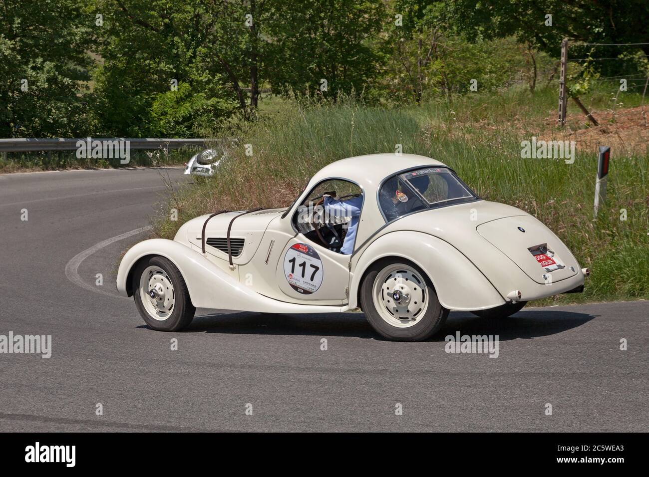 Voiture de course d'époque BMW 328 coupé (1937) dans la course classique historique mille Miglia, le 17 mai 2014 à Colle di Val d'Elsa, Toscane, Italie Banque D'Images