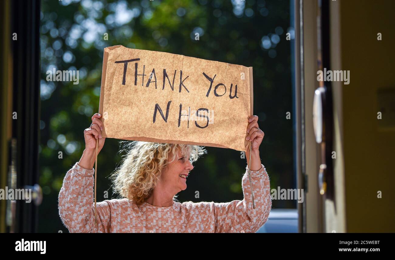 Brighton UK 5 juillet 2020 - les résidents de la région Queens Park de Brighton se joignent au Clap pour les soignants à 17 h aujourd'hui pour marquer le 72e anniversaire du NHS qui a été fondé en 1948 : Credit Simon Dack / Alay Live News Banque D'Images