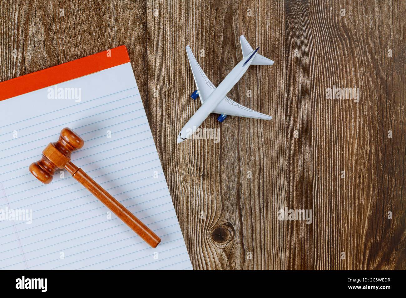 Législation du bureau voyageur avec papier vierge notes gavel juge avion modèle de voyage Banque D'Images