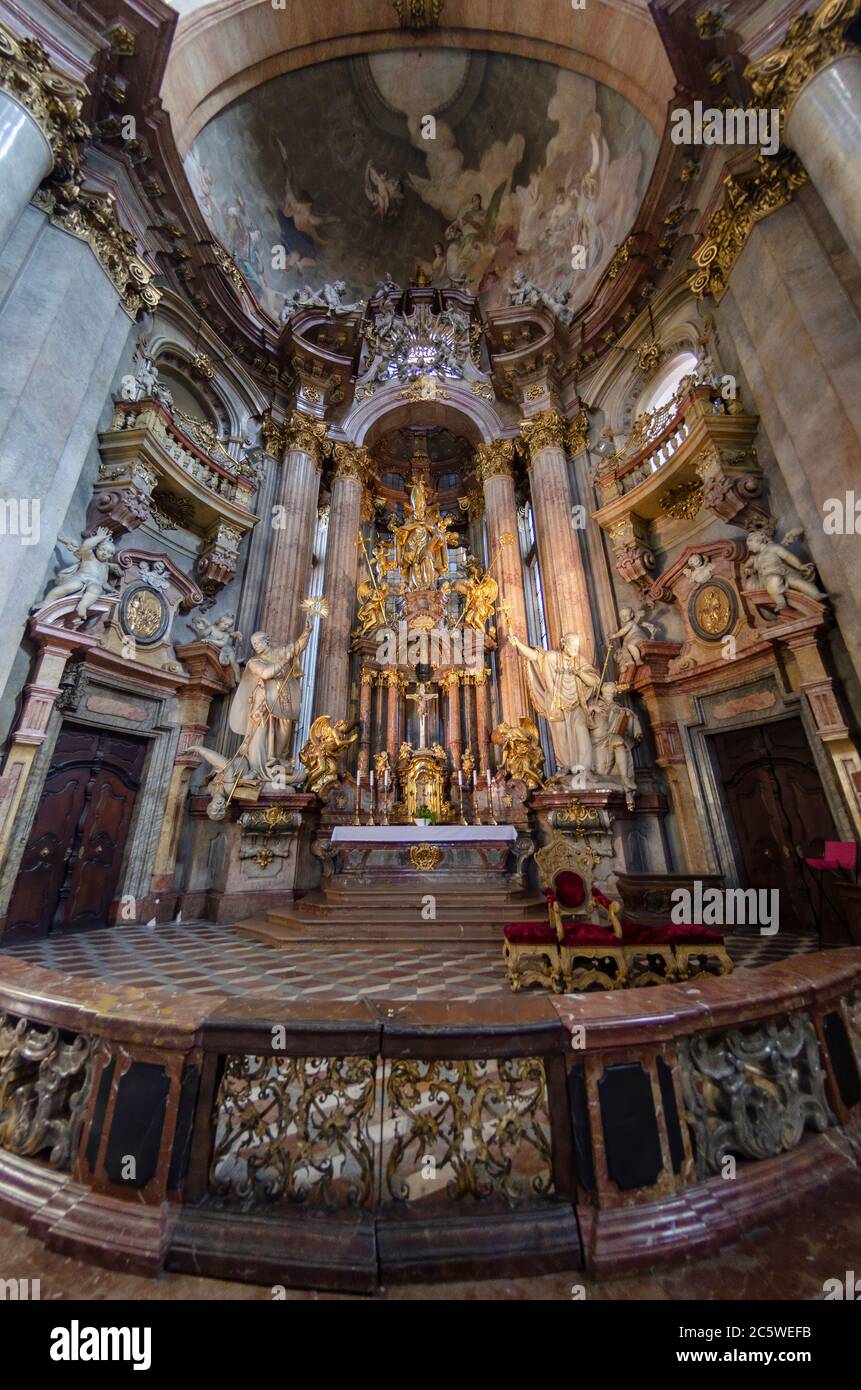 Prague, République tchèque. Intérieur de l'église Saint-Nicolas à Mala Strana (Kostel sv. Mikulase) Cathédrale dans la vieille ville. Célèbre monument de la ville. Banque D'Images