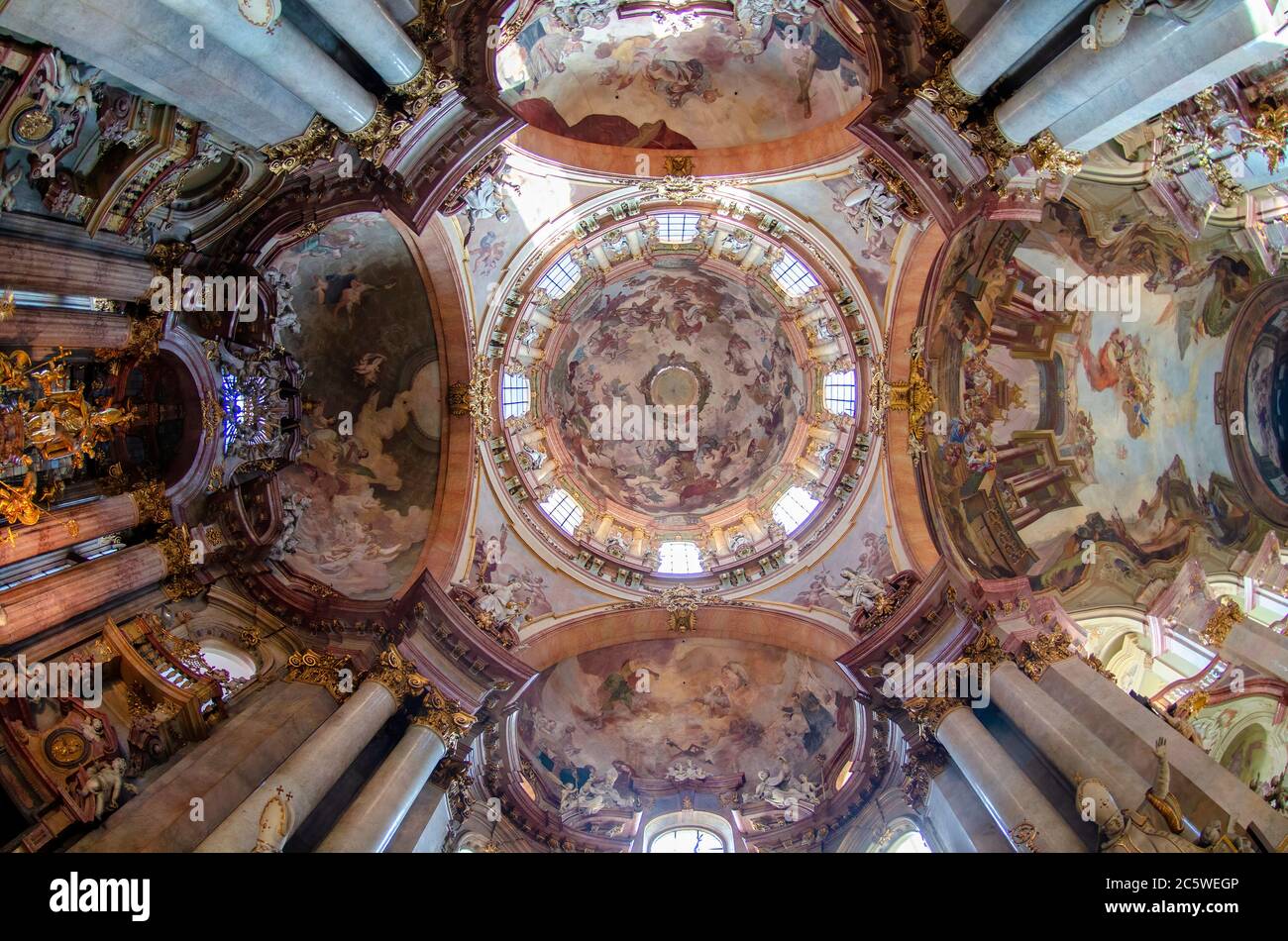 Prague, République tchèque. Intérieur de l'église Saint-Nicolas à Mala Strana (Kostel sv. Mikulase) Cathédrale dans la vieille ville. Célèbre monument de la ville. Banque D'Images