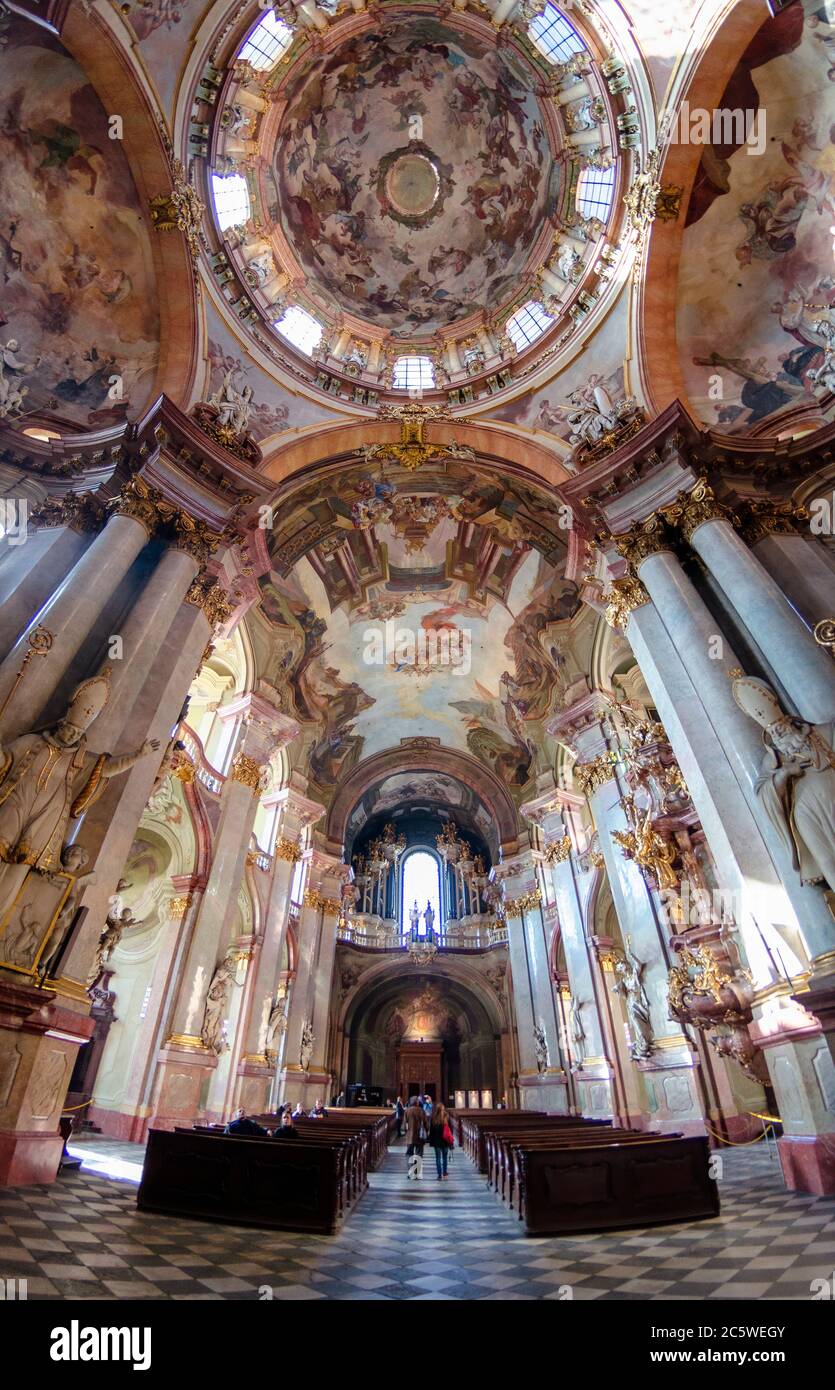 Prague, République tchèque. Intérieur de l'église Saint-Nicolas à Mala Strana (Kostel sv. Mikulase) Cathédrale dans la vieille ville. Célèbre monument de la ville. Banque D'Images
