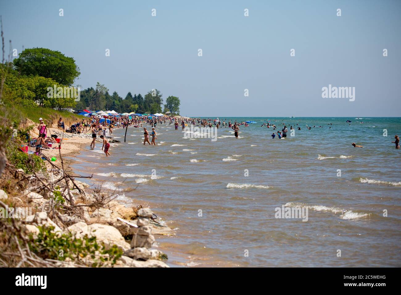 Two Rivers, Wisconsin, États-Unis, 4 juillet 2020, point Beach, parc Neshotah, foule de personnes sur la plage pendant la pandémie Covid-19, horizontale Banque D'Images