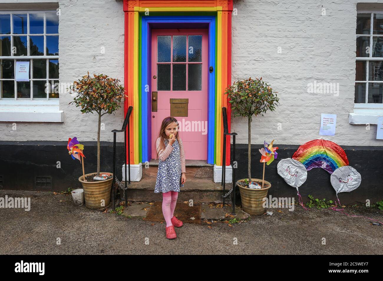 Bewdley, Worcestershire, Royaume-Uni. 5 juillet 2020. Une famille qui a peint leur portique de porte avant de la maison Bewdley dans des couleurs arc-en-ciel pour honorer le NHS au sujet du verrouillage ont été informés par leur conseil local qu'ils doivent enlever la partie peinte il d'ici le 7 septembre. À l'origine, le conseil a ordonné le renvoi immédiatement après qu'une seule personne s'est plainte. Le jour de 72 ans du NHS, la famille - Giles et Sara Hemmings et leurs quatre enfants - tient une vente de gâteau de charité "au revoir porte arc-en-ciel". Peter Lophan/Alay Live News Banque D'Images