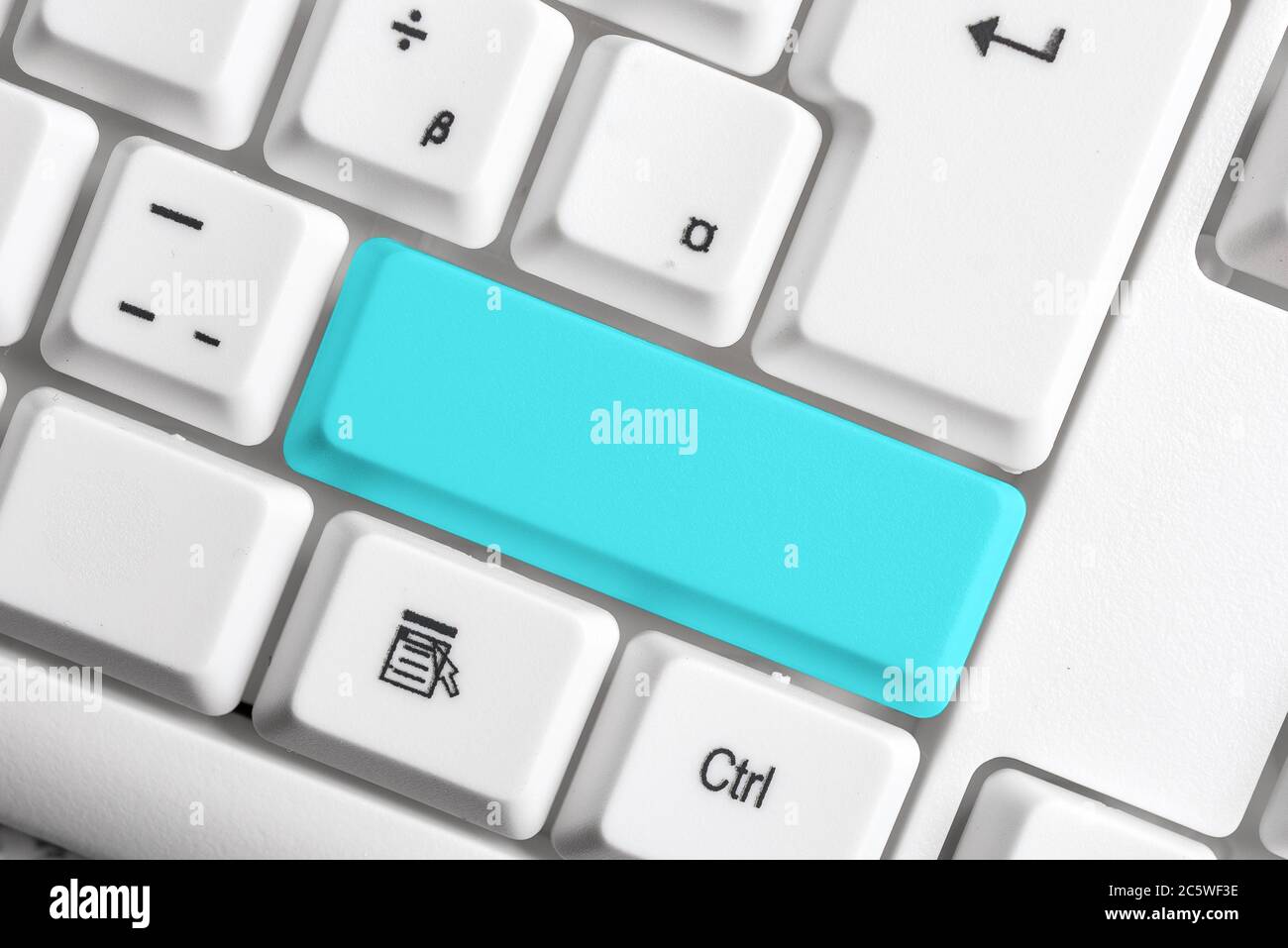 Touche de couleur différente du clavier avec accessoires disposés sur un  espace de copie vide Photo Stock - Alamy