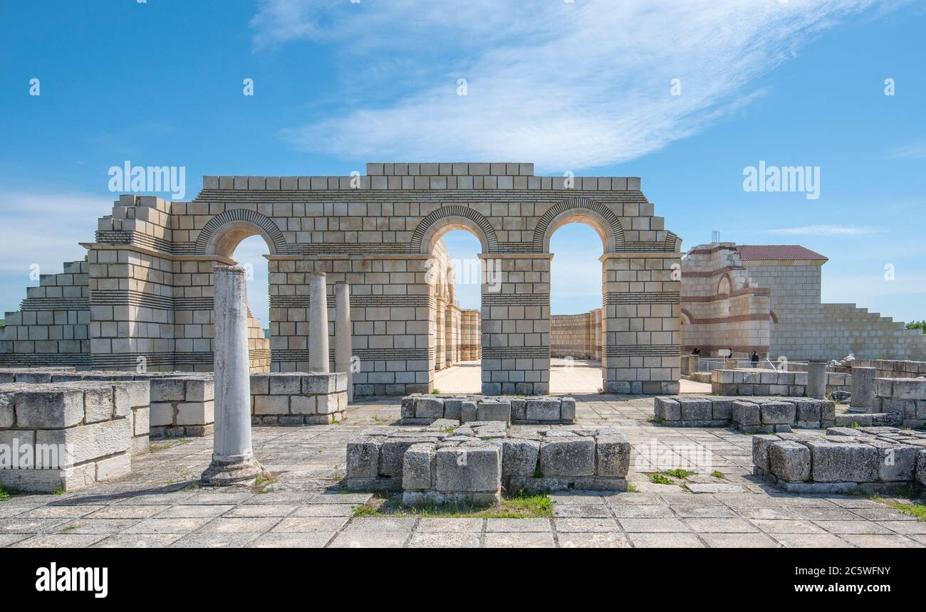 Pliska, Bulgarie et les ruines de la Grande basilique - la plus grande cathédrale chrétienne d'Europe médiévale. La capitale du Premier Empire bulgare Banque D'Images