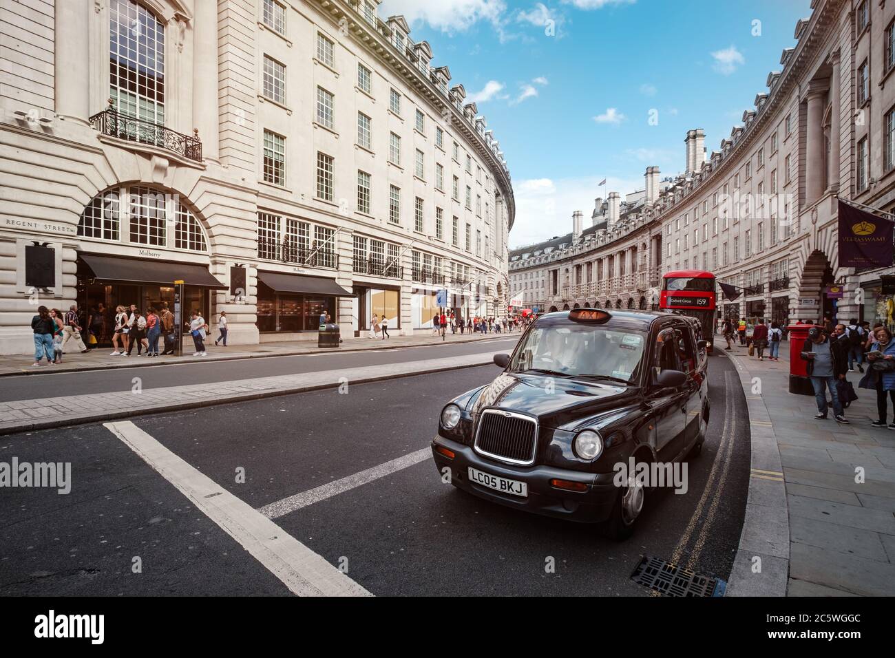 Taxi typique de Londres et bus à impériale à la célèbre Regent Street dans le centre de Londres Banque D'Images