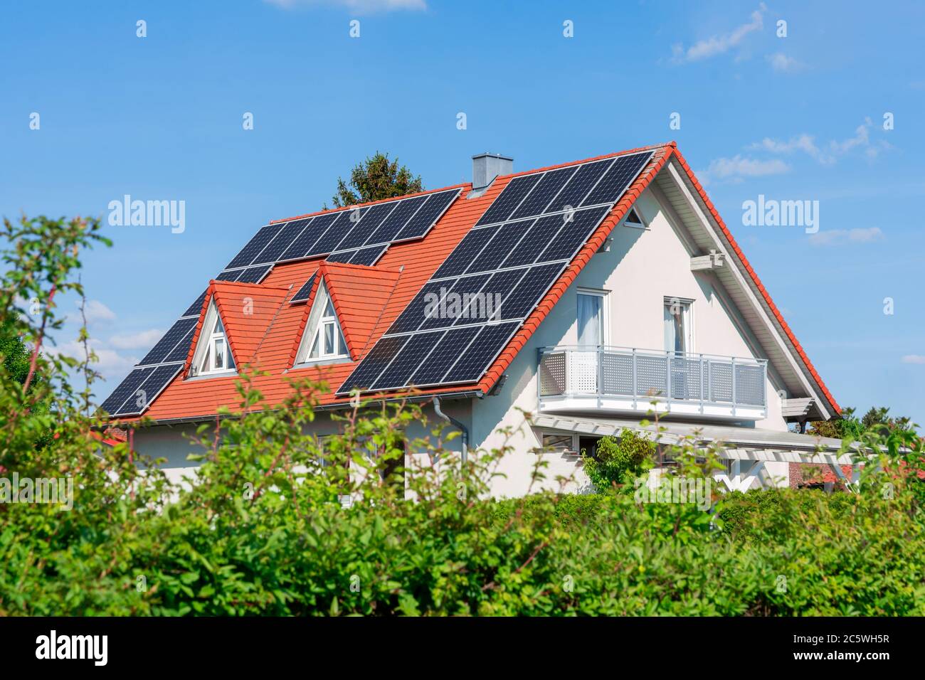 Maison moderne avec les cellules solaires photovoltaïques sur le toit pour la production d'énergie de remplacement Banque D'Images