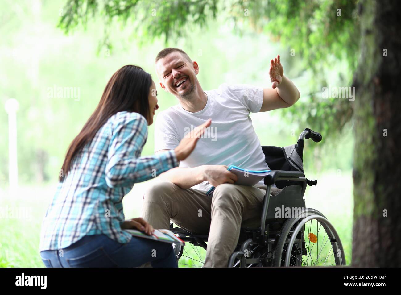 Homme handicapé homme avec petite amie souriant sur le portrait de marche du parc Banque D'Images