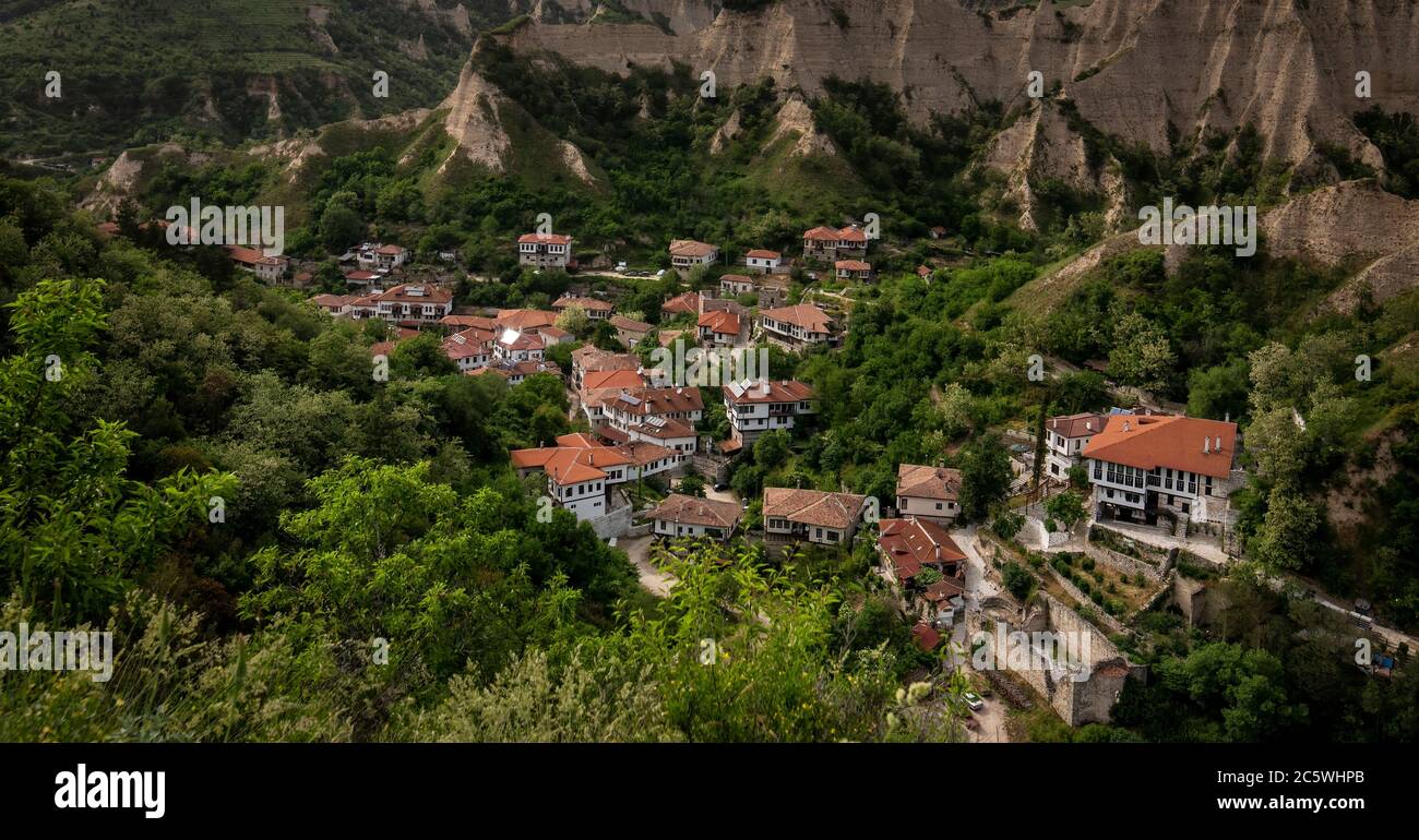 Melnik, Bulgarie et pyramides de sable d'en haut. Magnifique paysage de la plus petite ville bulgare, montagnes au printemps. Banque D'Images