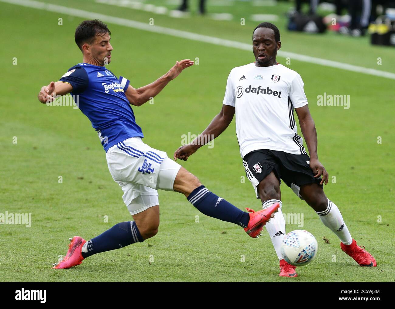 LONDRES, ANGLETERRE - Maxime Colin de Birmingham City s'attaque à Neeskens Kebano de Fulham lors du match de championnat Sky Bet entre Fulham et Birmingham City à Craven Cottage, Londres, le samedi 4 juillet 2020. (Crédit : Jacques Feeney | MI News) crédit : MI News & Sport /Alay Live News Banque D'Images