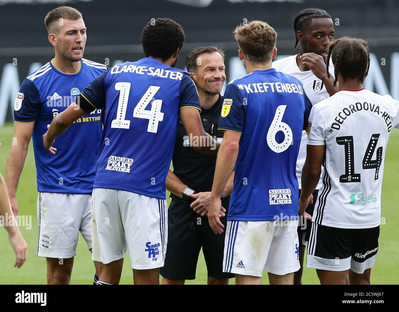 LONDRES, ANGLETERRE - les joueurs de Birmingham City ont étrinté Keith Stroud le arbitre lors du match de championnat Sky Bet entre Fulham et Birmingham City à Craven Cottage, Londres, le samedi 4 juillet 2020. (Crédit : Jacques Feeney | MI News) crédit : MI News & Sport /Alay Live News Banque D'Images