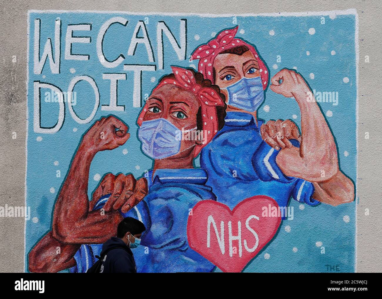 Loughborough, Leicestershire, Royaume-Uni. 5 juillet 2020. Un homme passe devant une fresque rendant hommage au Service national de santé à l'occasion de son 72e anniversaire pendant la pandémie du coronavirus. Credit Darren Staples/Alay Live News. Banque D'Images