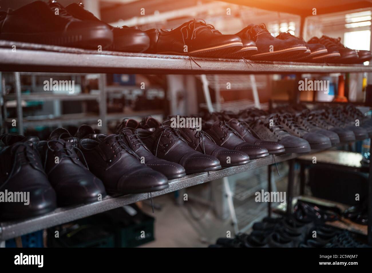 étagère avec chaussures en cuir sur l'usine moderne de chaussures Banque D'Images