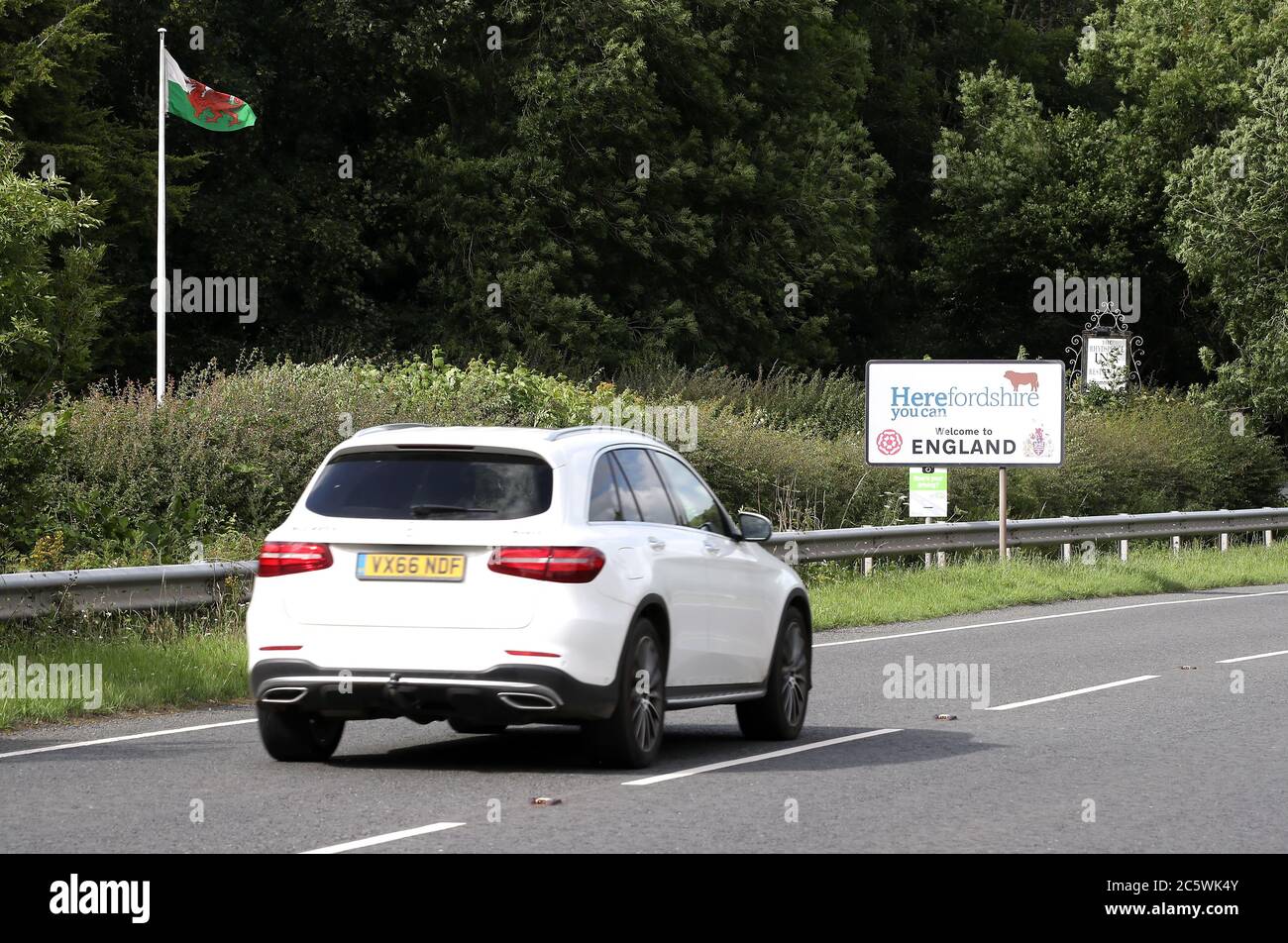 Une voiture passe devant la frontière entre le pays de Galles et l'Angleterre après l'assouplissement des restrictions de verrouillage des coronavirus dans toute l'Angleterre. Banque D'Images