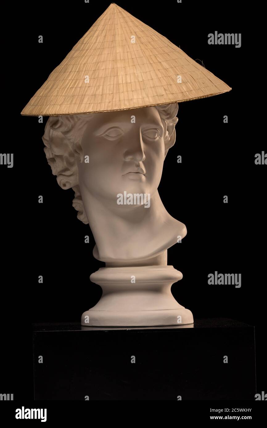 Plâtre blanc Statue d'un buste d'Apollo Belvedere dans un chapeau conique  asiatique Photo Stock - Alamy