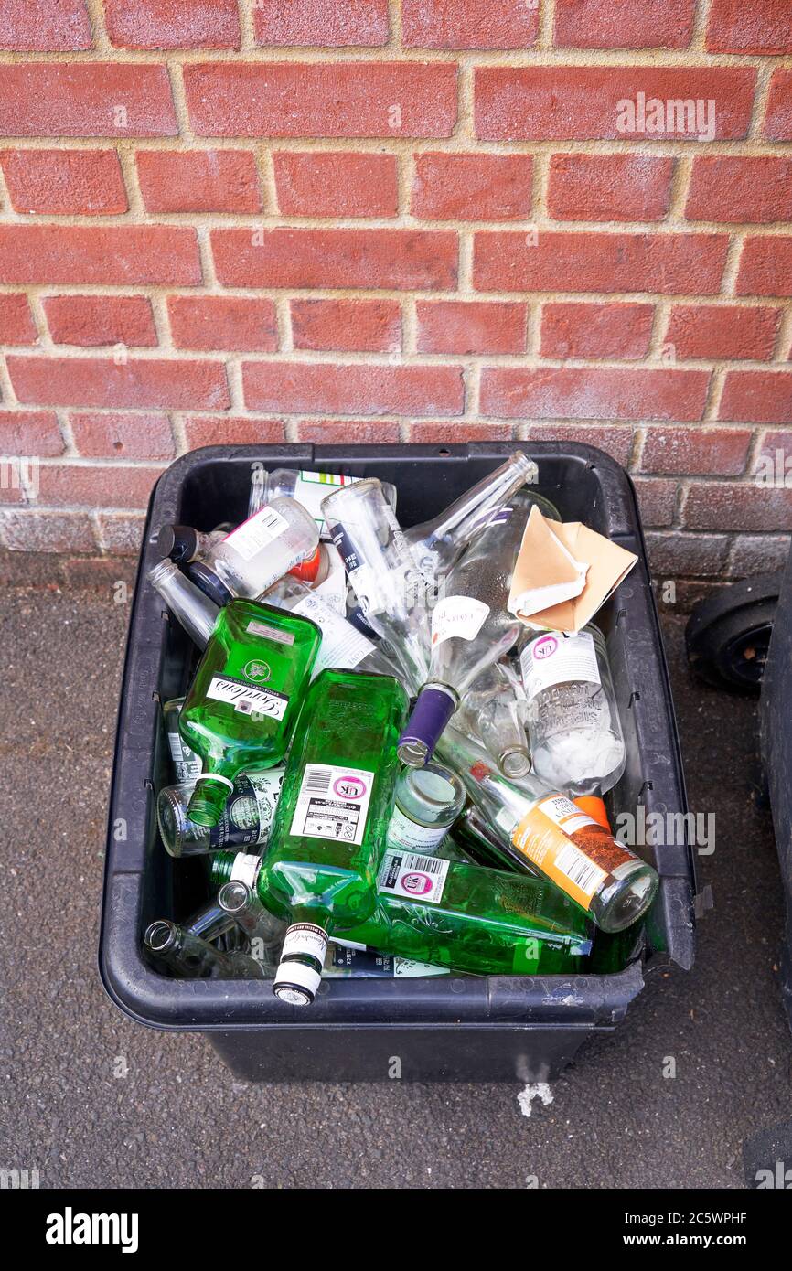 Vider les bouteilles en verre pour recyclage dans une boîte noire Banque D'Images