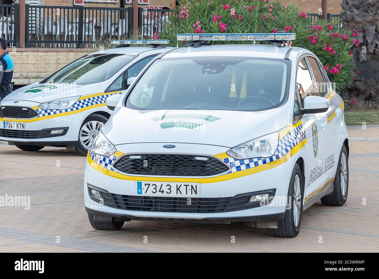 Huelva, Espagne - 4 juillet 2020 : voitures de police espagnoles sur la promenade de la plage d'Islantilla Banque D'Images