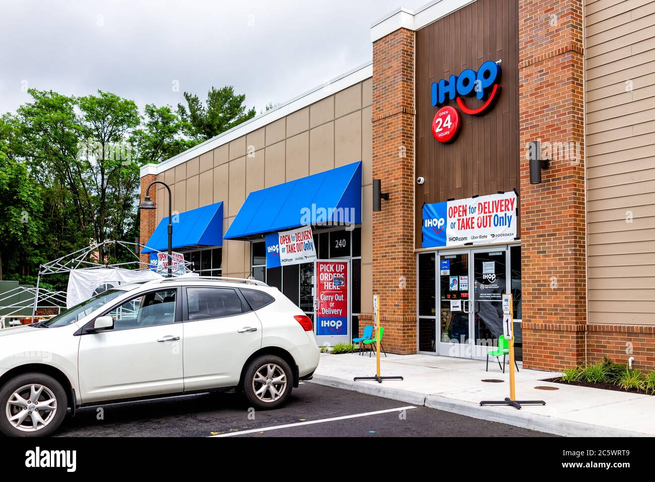Herndon, USA - 11 juin 2020 : Virginia Fairfax County Street avec panneau pour le restaurant ouvert ihop pour le départ et la livraison pendant le coronavirus Banque D'Images Herndon, USA - 11 juin 2020 : Virginia Fairfax County Street avec panneau pour le restaurant ouvert ihop pour le départ et la livraison pendant le coronavirus Banque D'Images