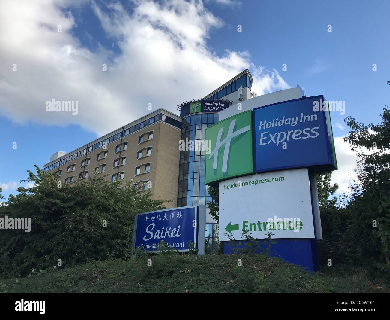 Le Holiday Inn on Bugsby's Way, Greenwich, Londres, où une femme est décédée après avoir été poignardée. Un homme - que les officiers croient avoir été connu de la femme - est tombé d'une hauteur alors que les services d'urgence étaient sur place. Banque D'Images