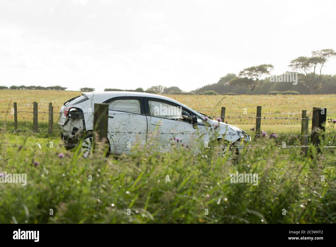 Monkton, Écosse, Royaume-Uni. 5 juillet 2020. Photo : accident de la route sur la chaussée nord de la route A77, près de la station de service de Monkton. Une voiture de la famille Renault Clio blanche quitte le chemin de la voiture sur l'A77 et a fini dans le champ aa. Tous les sacs gonflables déployés et une famille de 3 personnes (un homme par jour et un bébé) ont été vus debout à côté de la voiture dans le champ. Des services de police et d'ambulance étaient présents, où le traitement a été donné par des ambulanciers paramédicaux. Crédit : Colin Fisher/Alay Live News Banque D'Images