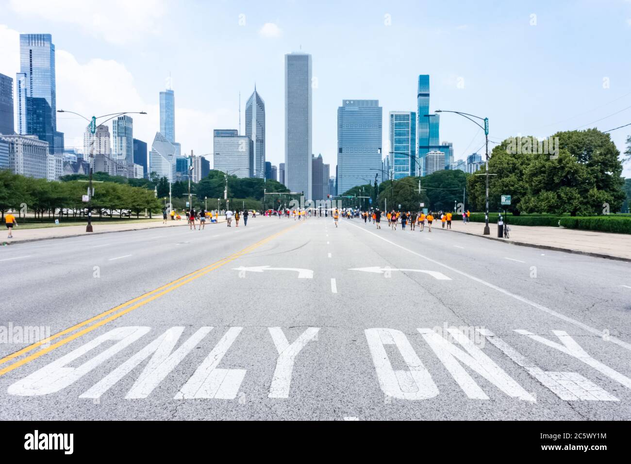 Route fermée du centre-ville de Chicago. Principalement vide avec quelques dragglers d'un rallye. Banque D'Images