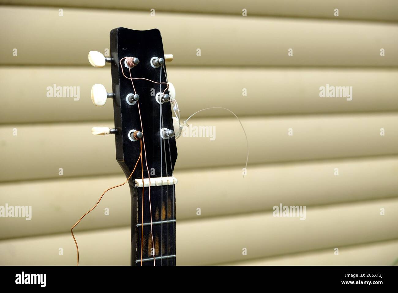 Manche de guitare cassé Banque de photographies et d'images à haute  résolution - Alamy