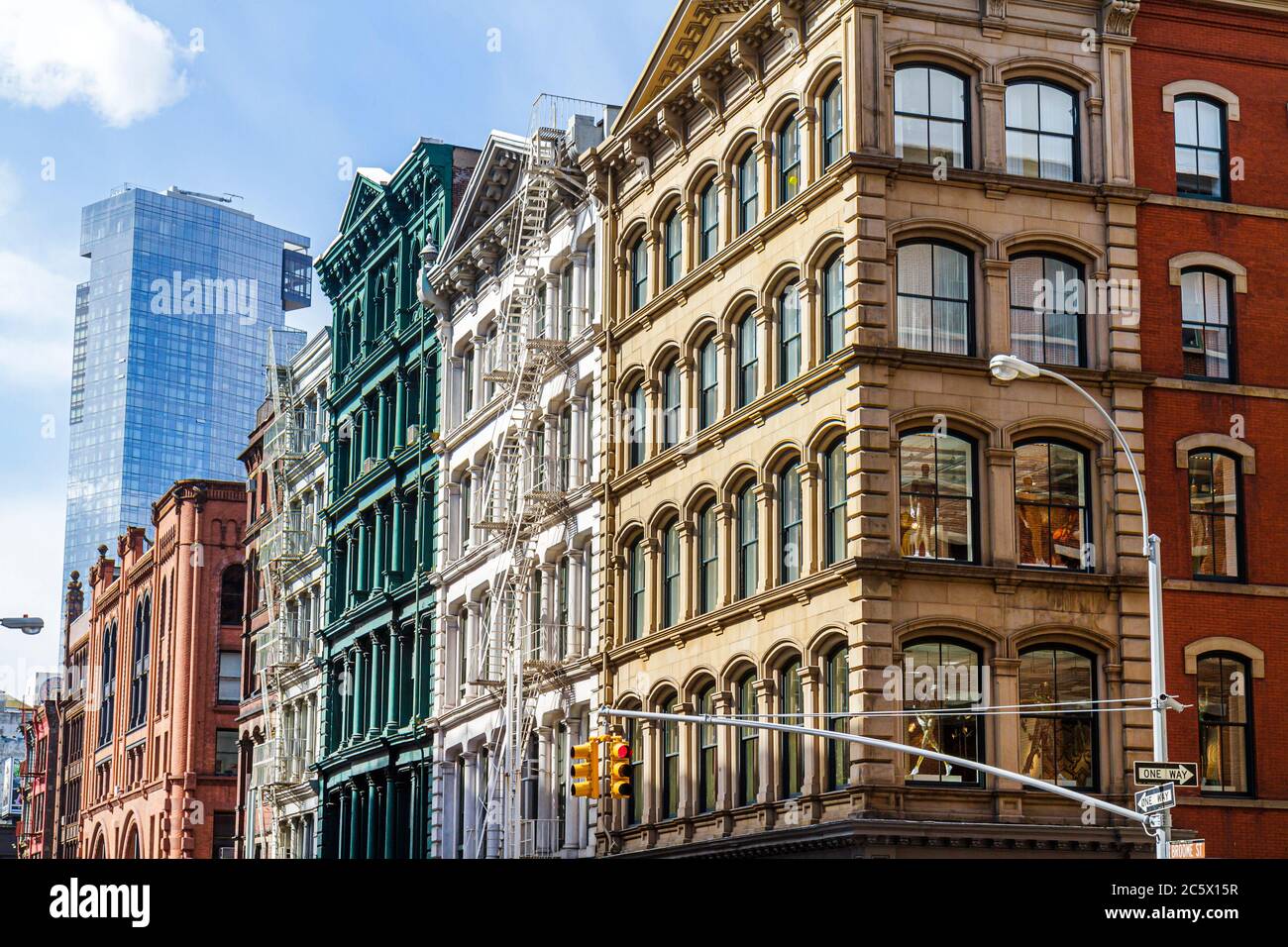 New York City, NY NYC Lower, Manhattan, SoHo, Broome Street, Cast Iron Historic District, bâtiment d'architecture, quartier, fenêtres cintrées, NY110402054 Banque D'Images