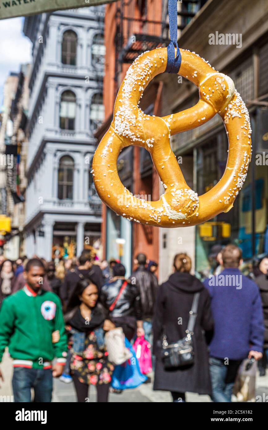 New York City, NY NYC Lower, Manhattan, SoHo, Broadway, Cast Iron Historic District, rue animée, trottoir, scène de rue, bretzel, vente de vitrine, sel, nourriture, v Banque D'Images