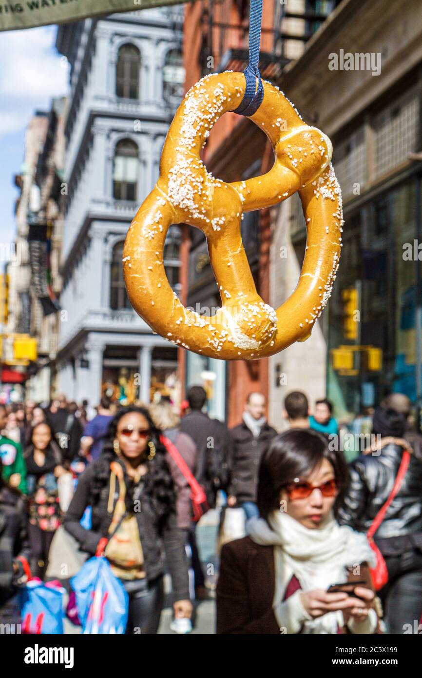 New York City, NY NYC Lower, Manhattan, SoHo, Broadway, Cast Iron Historic District, rue bondée, trottoir, scène de rue, bretzel, vente de vitrine, sel, foo Banque D'Images