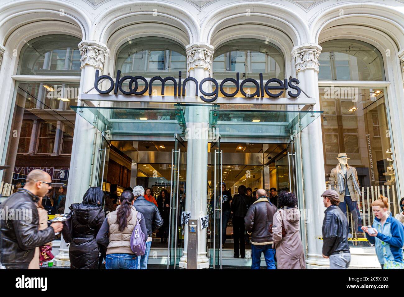 New York City, NY NYC Lower, Manhattan, SoHo, Broadway, Cast Iron Historic District, Bloomingdale's, grand magasin, fenêtre, porte, entrée, panneaux, shopping sho Banque D'Images