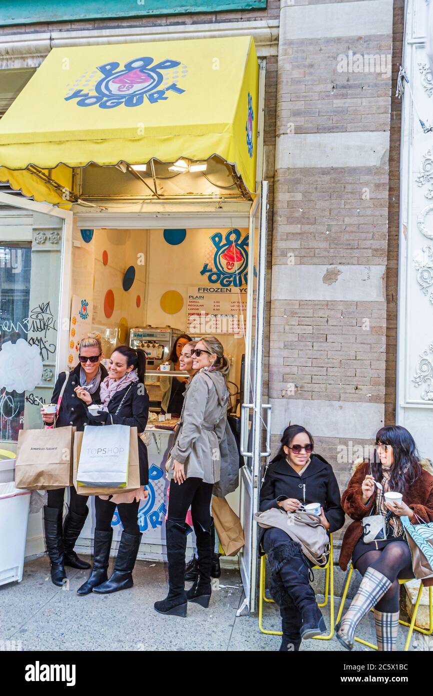New York, New York City, NY NYC, Lower, Manhattan, SoHo, West Broadway, Pop yogourt, yaourt, petite entreprise, dessert glacé, vitrine, comptoir, auvent, femme wome Banque D'Images