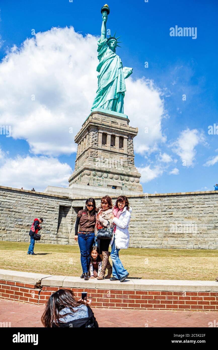 New York, New York City, NY NYC, Upper Bay Water, Statue Cruises, Statue of Liberty National Monument, Liberty Island, liberté, symbole, Bartholdi, sculpteur, torc Banque D'Images