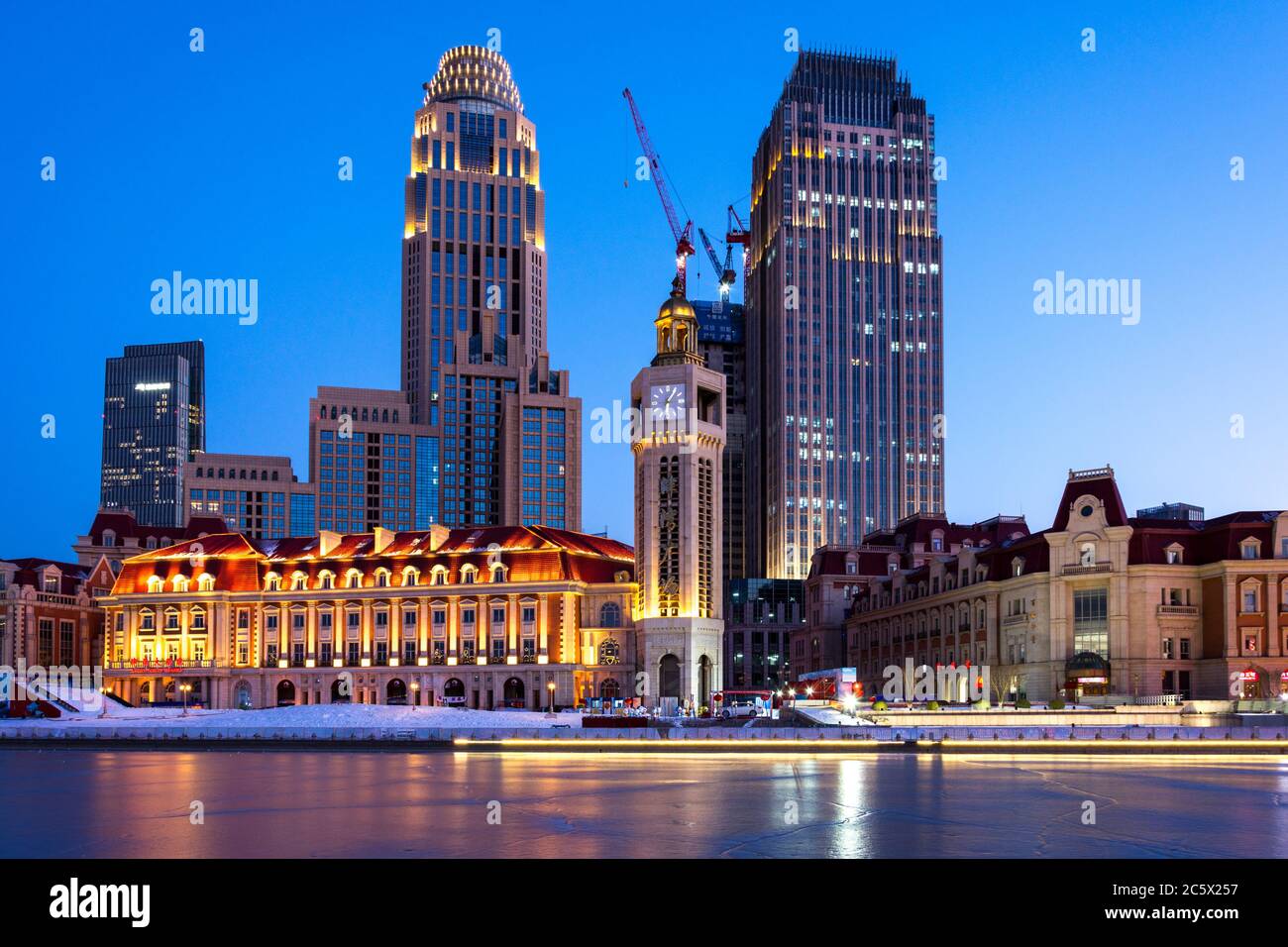 Tianjin / Chine - 14 février 2016 : vue en soirée sur le front de mer de la vieille concession de Tianjin et la rivière Haihe gelée Banque D'Images