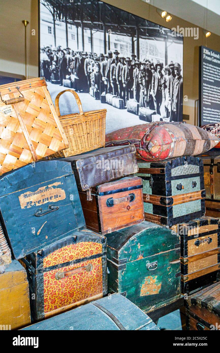 New York City, NY NYC Statue of Liberty National Monument, Ellis Island Immigration Museum, histoire, exposition interprétative, bagages vintage, valise, malles, Banque D'Images