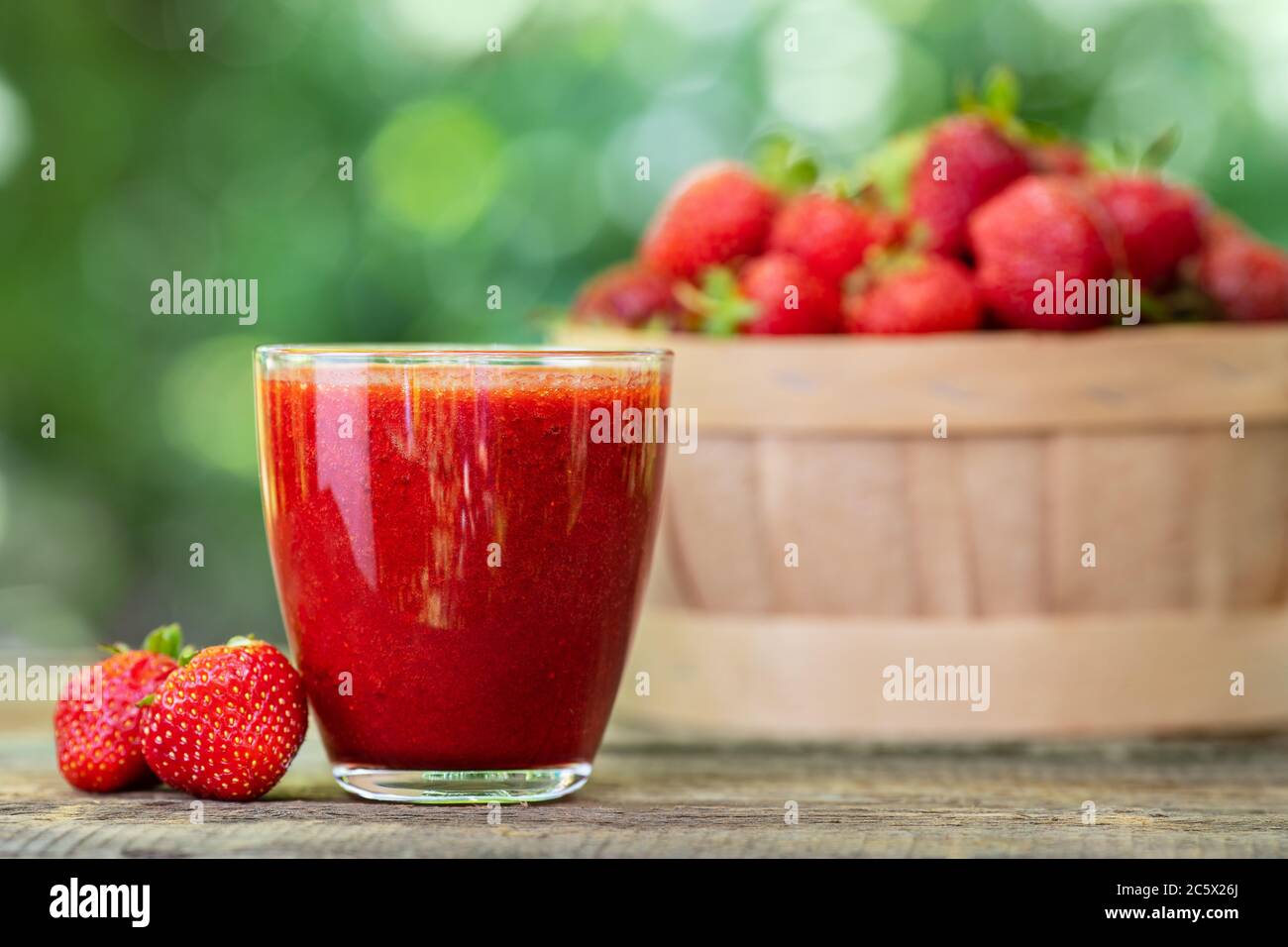 Smoothie aux fraises dans du verre Banque D'Images