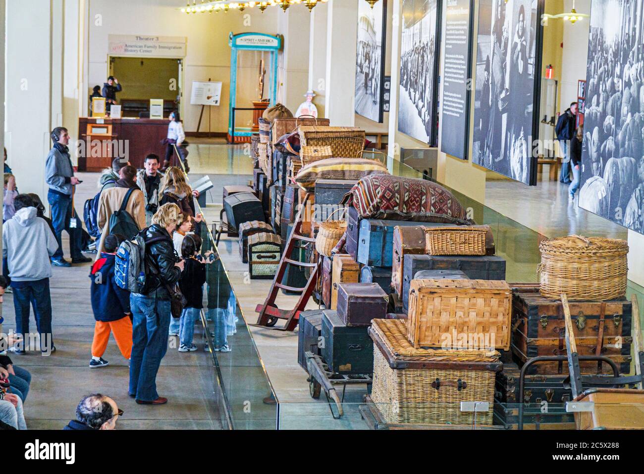 New York City, NY NYC Statue of Liberty National Monument, Ellis Island Immigration Museum, histoire, exposition interprétative, bagages vintage, valise, malles, Banque D'Images