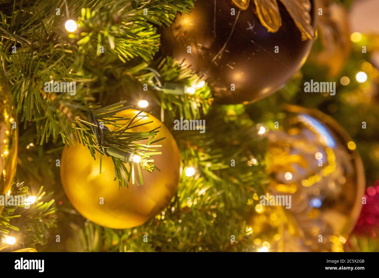 Boules et lumières de fées sur un arbre de Noël Banque D'Images