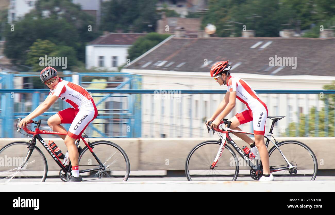 Belgrade, Serbie - 4 juillet 2020 : deux adolescents de la même équipe professionnelle, à vélo sur le pont de rue de la ville Banque D'Images