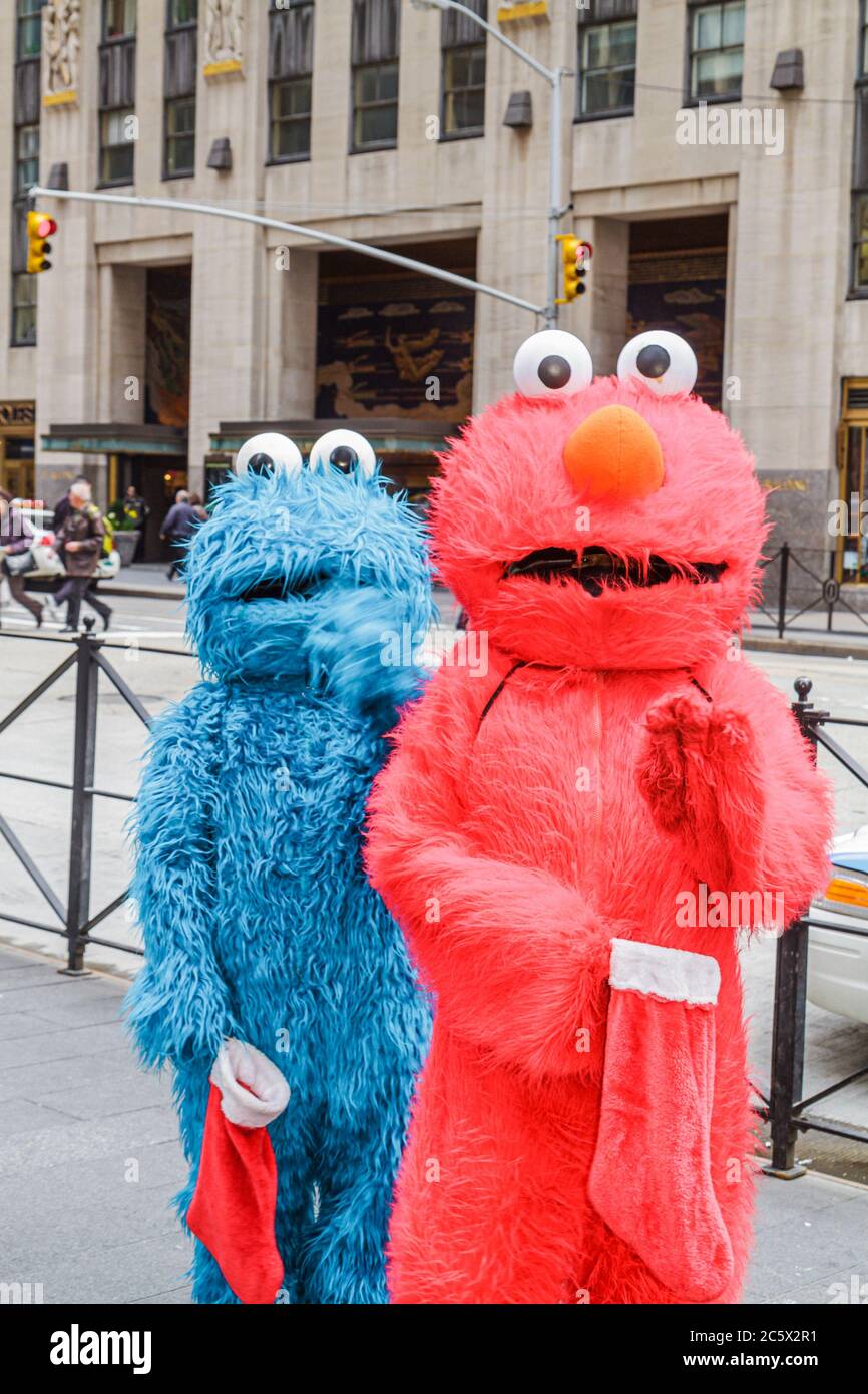 New York City,NYC NY Midtown,Manhattan,6th Sixth Avenue of the Americas,Elmo,cookie Monster,Sesame Street personnages,costume de personnage,photos pour des conseils Banque D'Images