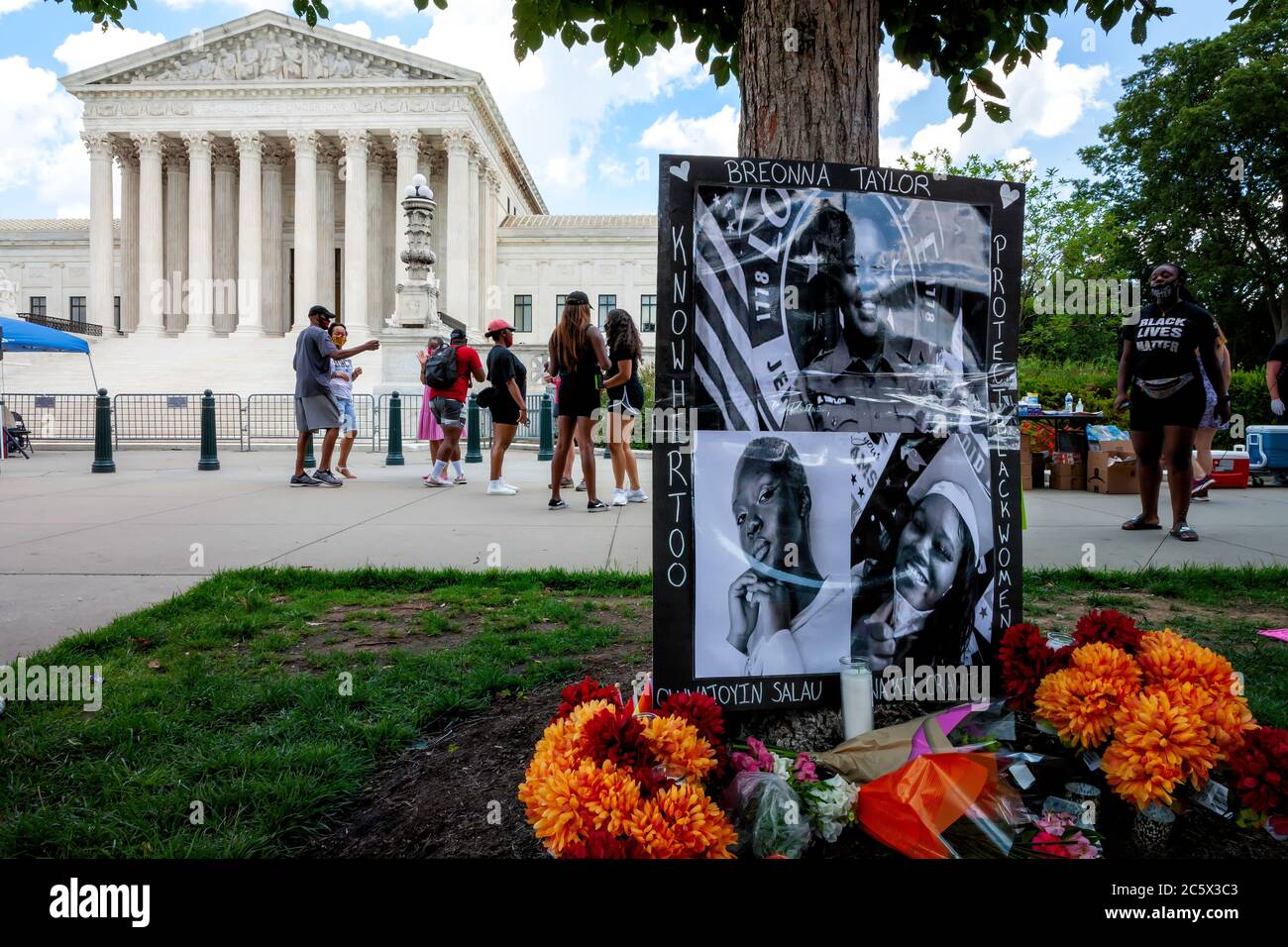 Un mémorial à Breonna Taylor et d'autres femmes tuées par la police à sit in pour soutenir les femmes noires à la Cour suprême des États-Unis, Washington, DC Banque D'Images