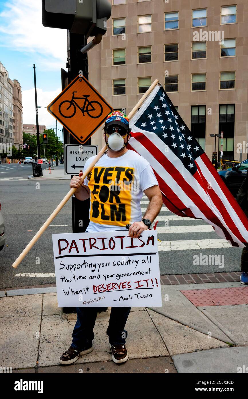 Un vétéran militaire est prêt avec un drapeau et un signe pour les vétérinaires pour Black Lives Matter (#VetsforBLM) mars le jour de l'indépendance, Washington, DC, Etats-Unis Banque D'Images