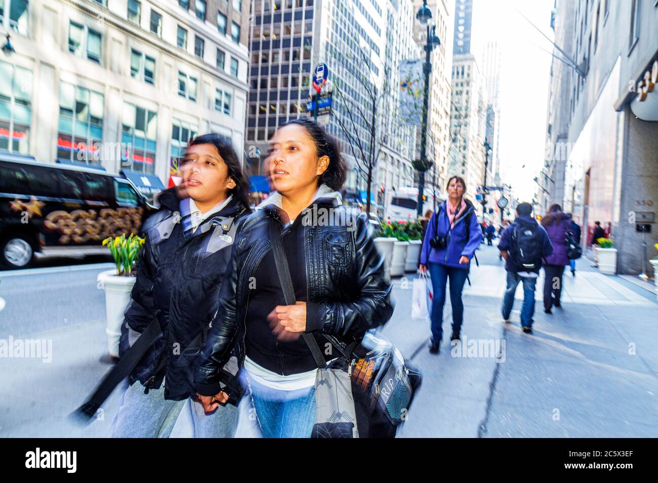 New York,New York City,NYC,Midtown,Manhattan,5th Fifth Avenue,Hispanic Latin Latino ethniquement immigrants minorités,femme femme femme dame adulte Banque D'Images